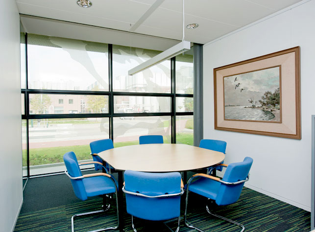 Bilderschienen im Büro Galerieschiene-im-Besprechungsraum